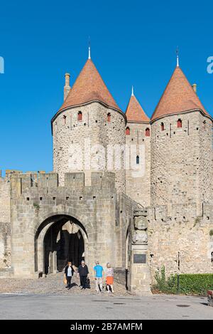 Carcassone Eingangstor. Carcassonne ist eine befestigte französische Stadt im Departement Aude, deren Präfektur sie ist, in der Region Occitanie. Stockfoto