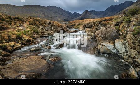 Die Fairy Pools in Glenspröde, Insel Skye sind wunderschöne Felsenpools mit kristallklarem Quellwasser, die von einer Reihe von Wasserfällen der Cuillins gespeist werden Stockfoto