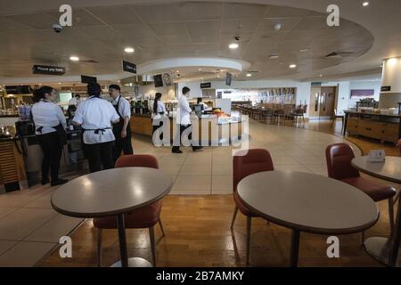 Ungewöhnlich ruhiges John Lewis Restaurant im beliebten Kaufhaus an der Oxford Street, West End, London, Großbritannien Stockfoto