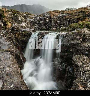 Die Fairy Pools in Glenspröde, Insel Skye sind wunderschöne Felsenpools mit kristallklarem Quellwasser, die von einer Reihe von Wasserfällen der Cuillins gespeist werden Stockfoto