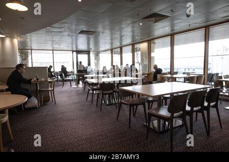 Ungewöhnlich ruhiges John Lewis Restaurant im beliebten Kaufhaus an der Oxford Street, West End, London, Großbritannien Stockfoto