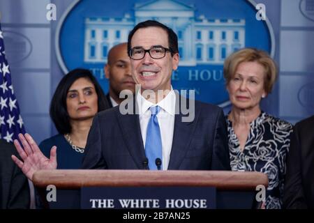 Washington, DC, USA. März 2020. Finanzminister Steve Mnuchin antwortet mit Mitgliedern der Taskforce Coronavirus auf eine Frage der Nachrichtenmedien während einer Pressekonferenz des COVID-19 Coronavirus im Weißen Haus in Washington, DC, USA, am 14. März 2020. Bis heute gibt es in den USA 2175 bestätigte Fälle von COVID-19 Coronavirus mit 50 Todesfällen.Credit: Shawn Thew/Pool via CNP - Usage Worldwide Credit: Dpa/Alamy Live News Stockfoto