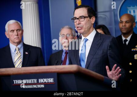 Washington, DC, USA. März 2020. Finanzminister Steve Mnuchin antwortet mit Mitgliedern der Taskforce Coronavirus auf eine Frage der Nachrichtenmedien während einer Pressekonferenz des COVID-19 Coronavirus im Weißen Haus in Washington, DC, USA, am 14. März 2020. Bis heute gibt es in den USA 2175 bestätigte Fälle von COVID-19 Coronavirus mit 50 Todesfällen.Credit: Shawn Thew/Pool via CNP - Usage Worldwide Credit: Dpa/Alamy Live News Stockfoto