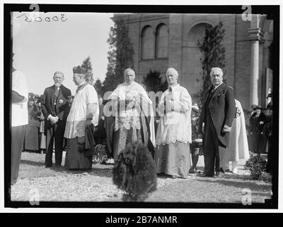 GIBBONS, JAMES, KARDINAL. BISCHOFSJUBILÄUM FÜR KARDINAL GIBBONS AN DER KATHOLISCHEN UNIVERSITÄT. MONS. LEE VON ST. PATRICK'S CHURCH; GIBBONS; MONS. MACKIN. BOURKE COCHRAN IST LAIE AUF DER RECHTEN SEITE Stockfoto