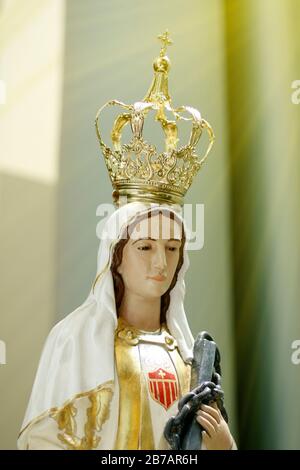 Statue des Gnadenbildes unserer Lieben Frau von der Barmherzigkeit oder der Mercedes, eine der Bezeichnungen, die der Jungfrau Maria in der katholischen Kirche, Mutter, zugeschrieben werden Stockfoto