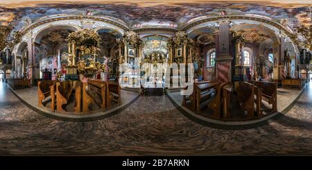 360 Grad Panorama Ansicht von LWIW, UKRAINE - AUGUST 2019: Komplettes, sphärisches, nahtloses hdri-Panorama 360 Grad im Inneren der alten katholischen Kirche Bernardin in Äquiekta