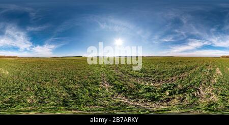 360 Grad Panorama Ansicht von Volle nahtlose, kugelförmige hdri Panorama-360-Grad-Ansicht zwischen den Feldern im Herbst sonniger Tag mit atemberaubenden Wolken in äquirechteckiger Projektion mit z