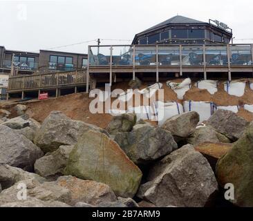 Wetter in Großbritannien, 14. März 2020. Britische Fistral Beach Newquay Cornwall. Barfundamente, die durch hohe Gezeiten und Wellen des Frühlings untergraben wurden, wodurch der öffentliche Deckungsbereich nicht unterstützt wurde. Kredit: Robert Taylor/Alamy Live News" Stockfoto