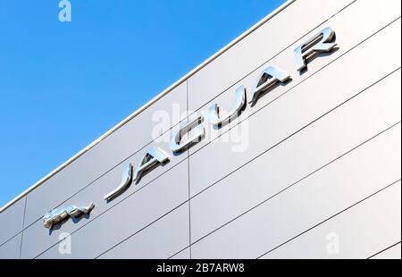 Samara, Russland - 13. Mai 2017: Schild des Jaguar Händlerbetriebs an der Wand. Jaguar ist eine Marke des britischen Automobilherstellers Jaguar Land Rover Stockfoto