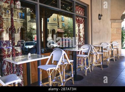 Ein attraktives und ungezwungenes, aber gehobenes Restaurant mit einem Bistrotisch im Freien in der Nähe des Hafenviertels in Scottsdale, AZ, USA Stockfoto