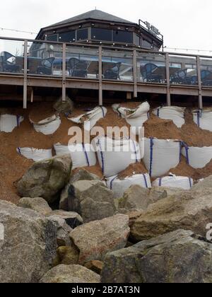 Wetter in Großbritannien, 14. März 2020. Britische Fistral Beach Newquay Cornwall. Barfundamente, die durch hohe Gezeiten und Wellen des Frühlings untergraben wurden, wodurch der öffentliche Deckungsbereich nicht unterstützt wurde. Kredit: Robert Taylor/Alamy Live News" Stockfoto