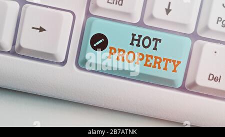 Konzeptionelles Handschreiben mit Hot Property. Das Konzept bedeutet, dass viele zeigen wollen, dass sie kaufen, und es ist sehr wünschenswert Stockfoto