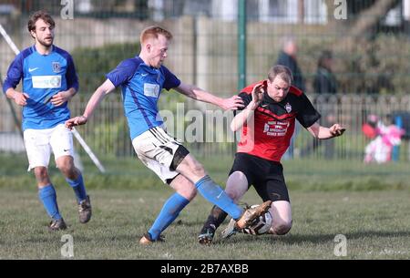 Brighton, Großbritannien. März 2020. Das Spiel muss weiterspielen - Trotz der Verschiebung aller Spiele der Premier League und English Football League bis zum 4. April in Großbritannien aufgrund von Coronavirus, Es gab keine Einstellung des Breitenfußballs, da Das Rednerpult Goring St Theresa's im Chairman Charity Cup Tie at Wish Road Recreation Ground übernahm, waren Die Rednerinnen die überzeugenden Gewinner, die Goring 9-1Hove schlugen. Credit: James Boardman/Alamy Live News Stockfoto
