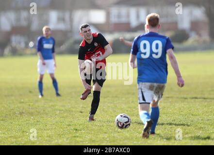 Brighton, Großbritannien. März 2020. Das Spiel muss weiterspielen - Trotz der Verschiebung aller Spiele der Premier League und English Football League bis zum 4. April in Großbritannien aufgrund von Coronavirus, Es gab keine Einstellung des Breitenfußballs, da Die Rednerleuchten Goring St Theresa's im Chairman Charity Cup Tie at Wish Road Recreation Ground übernahmen, waren Die Rednerinnen die überzeugenden Gewinner, die Goring 9-1Hove schlugen. Credit: James Boardman/Alamy Live News Stockfoto