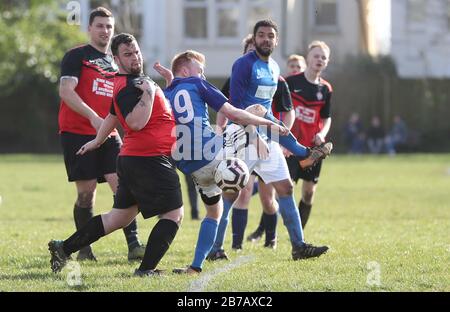 Brighton, Großbritannien. März 2020. Das Spiel muss weiterspielen - Trotz der Verschiebung aller Spiele der Premier League und English Football League bis zum 4. April in Großbritannien aufgrund von Coronavirus, Es gab keine Einstellung des Breitenfußballs, da Die Rednerleuchten Goring St Theresa's im Chairman Charity Cup Tie at Wish Road Recreation Ground übernahmen, waren Die Rednerinnen die überzeugenden Gewinner, die Goring 9-1Hove schlugen. Credit: James Boardman/Alamy Live News Stockfoto
