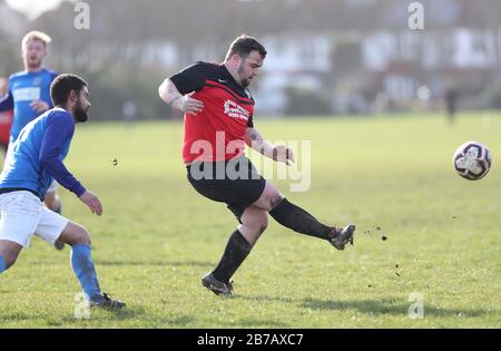 Brighton, Großbritannien. März 2020. Das Spiel muss weiterspielen - Trotz der Verschiebung aller Spiele der Premier League und English Football League bis zum 4. April in Großbritannien aufgrund von Coronavirus, Es gab keine Einstellung des Breitenfußballs, da Die Rednerleuchten Goring St Theresa's im Chairman Charity Cup Tie at Wish Road Recreation Ground übernahmen, waren Die Rednerinnen die überzeugenden Gewinner, die Goring 9-1Hove schlugen. Credit: James Boardman/Alamy Live News Stockfoto