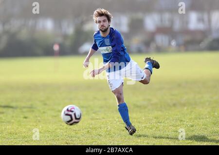 Brighton, Großbritannien. März 2020. Das Spiel muss weiterspielen - Trotz der Verschiebung aller Spiele der Premier League und English Football League bis zum 4. April in Großbritannien aufgrund von Coronavirus, Es gab keine Einstellung des Breitenfußballs, da Die Rednerleuchten Goring St Theresa's im Chairman Charity Cup Tie at Wish Road Recreation Ground übernahmen, waren Die Rednerinnen die überzeugenden Gewinner, die Goring 9-1Hove schlugen. Credit: James Boardman/Alamy Live News Stockfoto
