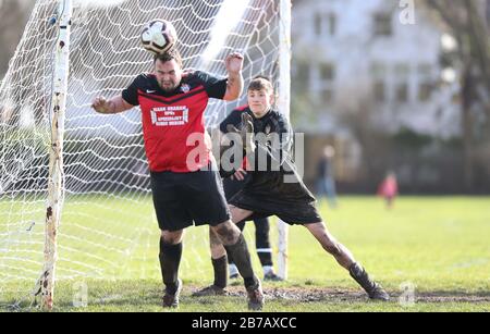Brighton, Großbritannien. März 2020. Das Spiel muss weiterspielen - Trotz der Verschiebung aller Spiele der Premier League und English Football League bis zum 4. April in Großbritannien aufgrund von Coronavirus, Es gab keine Einstellung des Breitenfußballs, da Die Rednerleuchten Goring St Theresa's im Chairman Charity Cup Tie at Wish Road Recreation Ground übernahmen, waren Die Rednerinnen die überzeugenden Gewinner, die Goring 9-1Hove schlugen. Credit: James Boardman/Alamy Live News Stockfoto