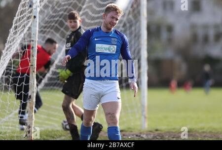 Brighton, Großbritannien. März 2020. Das Spiel muss weiterspielen - Trotz der Verschiebung aller Spiele der Premier League und English Football League bis zum 4. April in Großbritannien aufgrund von Coronavirus, Es gab keine Einstellung des Breitenfußballs, da Die Rednerleuchten Goring St Theresa's im Chairman Charity Cup Tie at Wish Road Recreation Ground übernahmen, waren Die Rednerinnen die überzeugenden Gewinner, die Goring 9-1Hove schlugen. Credit: James Boardman/Alamy Live News Stockfoto