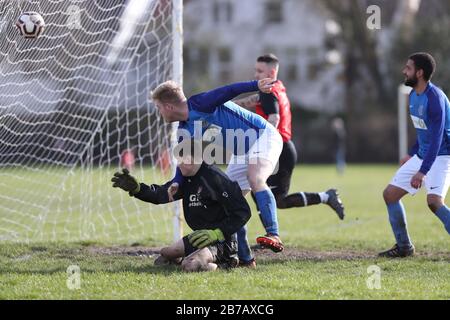 Brighton, Großbritannien. März 2020. Das Spiel muss weiterspielen - Trotz der Verschiebung aller Spiele der Premier League und English Football League bis zum 4. April in Großbritannien aufgrund von Coronavirus, Es gab keine Einstellung des Breitenfußballs, da Die Rednerleuchten Goring St Theresa's im Chairman Charity Cup Tie at Wish Road Recreation Ground übernahmen, waren Die Rednerinnen die überzeugenden Gewinner, die Goring 9-1Hove schlugen. Credit: James Boardman/Alamy Live News Stockfoto