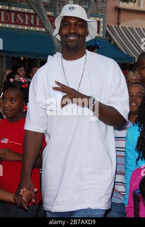 La Lakers Brian Russell bei der Weltpremiere von Walt Disney Pictures "Pirates Of The Caribbean: Dead Man's Chest" im Disneyland in Anaheim, Kalifornien. Die Veranstaltung fand am Samstag, 24. Juni 2006 statt. Foto von: SBM / PictureLux Stockfoto