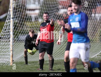 Brighton, Großbritannien. März 2020. Das Spiel muss weiterspielen - Trotz der Verschiebung aller Spiele der Premier League und English Football League bis zum 4. April in Großbritannien aufgrund von Coronavirus, Es gab keine Einstellung des Breitenfußballs, da Die Rednerleuchten Goring St Theresa's im Chairman Charity Cup Tie at Wish Road Recreation Ground übernahmen, waren Die Rednerinnen die überzeugenden Gewinner, die Goring 9-1Hove schlugen. Credit: James Boardman/Alamy Live News Stockfoto
