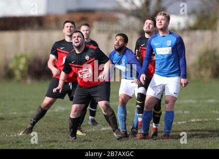 Brighton, Großbritannien. März 2020. Das Spiel muss weiterspielen - Trotz der Verschiebung aller Spiele der Premier League und English Football League bis zum 4. April in Großbritannien aufgrund von Coronavirus, Es gab keine Einstellung des Breitenfußballs, da Die Rednerleuchten Goring St Theresa's im Chairman Charity Cup Tie at Wish Road Recreation Ground übernahmen, waren Die Rednerinnen die überzeugenden Gewinner, die Goring 9-1Hove schlugen. Credit: James Boardman/Alamy Live News Stockfoto