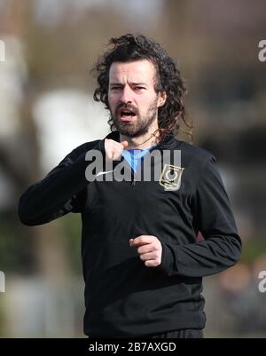 Brighton, Großbritannien. März 2020. Das Spiel muss weiterspielen - Trotz der Verschiebung aller Spiele der Premier League und English Football League bis zum 4. April in Großbritannien aufgrund von Coronavirus, Es gab keine Einstellung des Breitenfußballs, da Die Rednerleuchten Goring St Theresa's im Chairman Charity Cup Tie at Wish Road Recreation Ground übernahmen, waren Die Rednerinnen die überzeugenden Gewinner, die Goring 9-1Hove schlugen. Credit: James Boardman/Alamy Live News Stockfoto