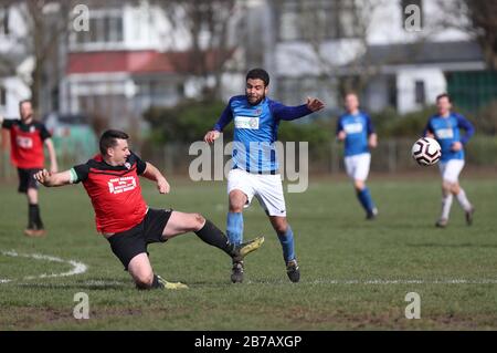 Brighton, Großbritannien. März 2020. Das Spiel muss weiterspielen - Trotz der Verschiebung aller Spiele der Premier League und English Football League bis zum 4. April in Großbritannien aufgrund von Coronavirus, Es gab keine Einstellung des Breitenfußballs, da Die Rednerleuchten Goring St Theresa's im Chairman Charity Cup Tie at Wish Road Recreation Ground übernahmen, waren Die Rednerinnen die überzeugenden Gewinner, die Goring 9-1Hove schlugen. Credit: James Boardman/Alamy Live News Stockfoto