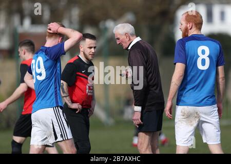 Brighton, Großbritannien. März 2020. Das Spiel muss weiterspielen - Trotz der Verschiebung aller Spiele der Premier League und English Football League bis zum 4. April in Großbritannien aufgrund von Coronavirus, Es gab keine Einstellung des Breitenfußballs, da Die Rednerleuchten Goring St Theresa's im Chairman Charity Cup Tie at Wish Road Recreation Ground übernahmen, waren Die Rednerinnen die überzeugenden Gewinner, die Goring 9-1Hove schlugen. Credit: James Boardman/Alamy Live News Stockfoto