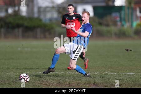Brighton, Großbritannien. März 2020. Das Spiel muss weiterspielen - Trotz der Verschiebung aller Spiele der Premier League und English Football League bis zum 4. April in Großbritannien aufgrund von Coronavirus, Es gab keine Einstellung des Breitenfußballs, da Die Rednerleuchten Goring St Theresa's im Chairman Charity Cup Tie at Wish Road Recreation Ground übernahmen, waren Die Rednerinnen die überzeugenden Gewinner, die Goring 9-1Hove schlugen. Credit: James Boardman/Alamy Live News Stockfoto