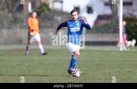 Brighton, Großbritannien. März 2020. Das Spiel muss weiterspielen - Trotz der Verschiebung aller Spiele der Premier League und English Football League bis zum 4. April in Großbritannien aufgrund von Coronavirus, Es gab keine Einstellung des Breitenfußballs, da Die Rednerleuchten Goring St Theresa's im Chairman Charity Cup Tie at Wish Road Recreation Ground übernahmen, waren Die Rednerinnen die überzeugenden Gewinner, die Goring 9-1Hove schlugen. Credit: James Boardman/Alamy Live News Stockfoto