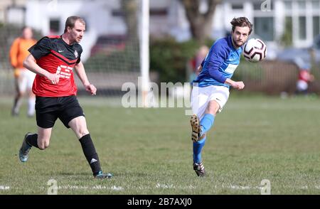 Brighton, Großbritannien. März 2020. Das Spiel muss weiterspielen - Trotz der Verschiebung aller Spiele der Premier League und English Football League bis zum 4. April in Großbritannien aufgrund von Coronavirus, Es gab keine Einstellung des Breitenfußballs, da Die Rednerleuchten Goring St Theresa's im Chairman Charity Cup Tie at Wish Road Recreation Ground übernahmen, waren Die Rednerinnen die überzeugenden Gewinner, die Goring 9-1Hove schlugen. Credit: James Boardman/Alamy Live News Stockfoto