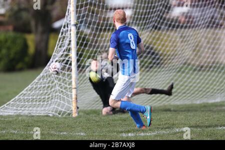 Brighton, Großbritannien. März 2020. Das Spiel muss weiterspielen - Trotz der Verschiebung aller Spiele der Premier League und English Football League bis zum 4. April in Großbritannien aufgrund von Coronavirus, Es gab keine Einstellung des Breitenfußballs, da Die Rednerleuchten Goring St Theresa's im Chairman Charity Cup Tie at Wish Road Recreation Ground übernahmen, waren Die Rednerinnen die überzeugenden Gewinner, die Goring 9-1Hove schlugen. Credit: James Boardman/Alamy Live News Stockfoto