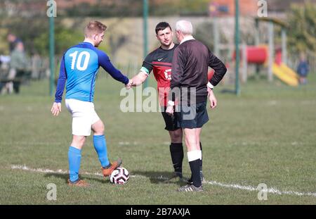 Brighton, Großbritannien. März 2020. Das Spiel muss weiterspielen - Trotz der Verschiebung aller Spiele der Premier League und English Football League bis zum 4. April in Großbritannien aufgrund von Coronavirus, Es gab keine Einstellung des Breitenfußballs, da Die Rednerleuchten Goring St Theresa's im Chairman Charity Cup Tie at Wish Road Recreation Ground übernahmen, waren Die Rednerinnen die überzeugenden Gewinner, die Goring 9-1Hove schlugen. Credit: James Boardman/Alamy Live News Stockfoto