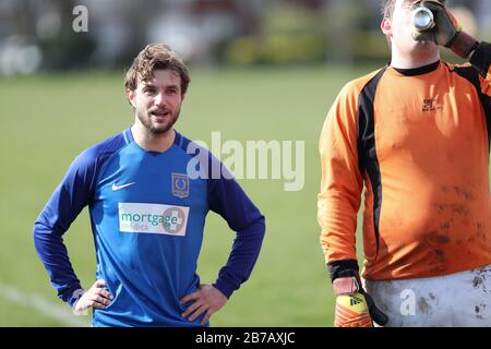 Brighton, Großbritannien. März 2020. Das Spiel muss weiterspielen - Trotz der Verschiebung aller Spiele der Premier League und English Football League bis zum 4. April in Großbritannien aufgrund von Coronavirus, Es gab keine Einstellung des Breitenfußballs, da Die Rednerleuchten Goring St Theresa's im Chairman Charity Cup Tie at Wish Road Recreation Ground übernahmen, waren Die Rednerinnen die überzeugenden Gewinner, die Goring 9-1Hove schlugen. Credit: James Boardman/Alamy Live News Stockfoto
