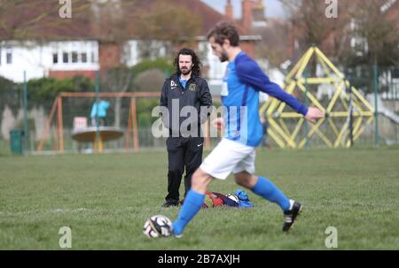 Brighton, Großbritannien. März 2020. Das Spiel muss weiterspielen - Trotz der Verschiebung aller Spiele der Premier League und English Football League bis zum 4. April in Großbritannien aufgrund von Coronavirus, Es gab keine Einstellung des Breitenfußballs, da Die Rednerleuchten Goring St Theresa's im Chairman Charity Cup Tie at Wish Road Recreation Ground übernahmen, waren Die Rednerinnen die überzeugenden Gewinner, die Goring 9-1Hove schlugen. Credit: James Boardman/Alamy Live News Stockfoto