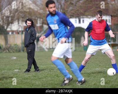 Brighton, Großbritannien. März 2020. Das Spiel muss weiterspielen - Trotz der Verschiebung aller Spiele der Premier League und English Football League bis zum 4. April in Großbritannien aufgrund von Coronavirus, Es gab keine Einstellung des Breitenfußballs, da Die Rednerleuchten Goring St Theresa's im Chairman Charity Cup Tie at Wish Road Recreation Ground übernahmen, waren Die Rednerinnen die überzeugenden Gewinner, die Goring 9-1Hove schlugen. Credit: James Boardman/Alamy Live News Stockfoto