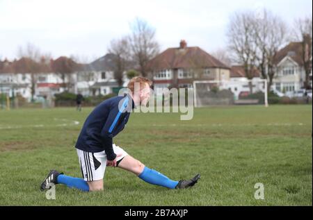 Brighton, Großbritannien. März 2020. Das Spiel muss weiterspielen - Trotz der Verschiebung aller Spiele der Premier League und English Football League bis zum 4. April in Großbritannien aufgrund von Coronavirus, Es gab keine Einstellung des Breitenfußballs, da Die Rednerleuchten Goring St Theresa's im Chairman Charity Cup Tie at Wish Road Recreation Ground übernahmen, waren Die Rednerinnen die überzeugenden Gewinner, die Goring 9-1Hove schlugen. Credit: James Boardman/Alamy Live News Stockfoto