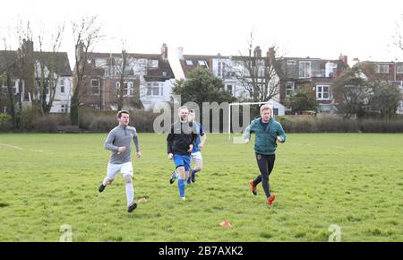 Brighton, Großbritannien. März 2020. Das Spiel muss weiterspielen - Trotz der Verschiebung aller Spiele der Premier League und English Football League bis zum 4. April in Großbritannien aufgrund von Coronavirus, Es gab keine Einstellung des Breitenfußballs, da Die Rednerleuchten Goring St Theresa's im Chairman Charity Cup Tie at Wish Road Recreation Ground übernahmen, waren Die Rednerinnen die überzeugenden Gewinner, die Goring 9-1Hove schlugen. Credit: James Boardman/Alamy Live News Stockfoto