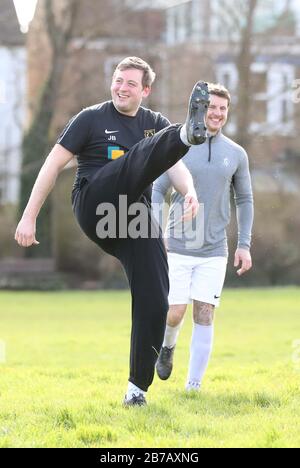 Brighton, Großbritannien. März 2020. Das Spiel muss weiterspielen - Trotz der Verschiebung aller Spiele der Premier League und English Football League bis zum 4. April in Großbritannien aufgrund von Coronavirus, Es gab keine Einstellung des Breitenfußballs, da Die Rednerleuchten Goring St Theresa's im Chairman Charity Cup Tie at Wish Road Recreation Ground übernahmen, waren Die Rednerinnen die überzeugenden Gewinner, die Goring 9-1Hove schlugen. Credit: James Boardman/Alamy Live News Stockfoto