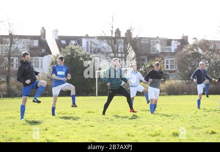 Brighton, Großbritannien. März 2020. Das Spiel muss weiterspielen - Trotz der Verschiebung aller Spiele der Premier League und English Football League bis zum 4. April in Großbritannien aufgrund von Coronavirus, Es gab keine Einstellung des Breitenfußballs, da Die Rednerleuchten Goring St Theresa's im Chairman Charity Cup Tie at Wish Road Recreation Ground übernahmen, waren Die Rednerinnen die überzeugenden Gewinner, die Goring 9-1Hove schlugen. Credit: James Boardman/Alamy Live News Stockfoto