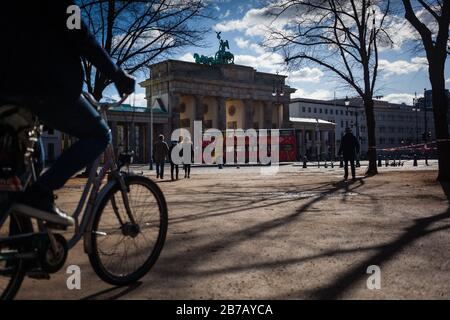 Berlin, Deutschland. März 2020. Ein Stadt-Doppeldeckerbus fährt am Brandenburger Tor vorbei. Credit: Fernando Gutierrez-Juarez / dpa-Zentralbild / dpa / Alamy Live News Stockfoto