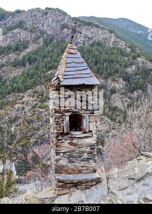 Ein Alpenheiligtum neben einem Wanderweg in der Nähe des Heiligtums von Meritxell (Santuari de Meritxell) in Meritxell, Canillo, Andorra. Stockfoto