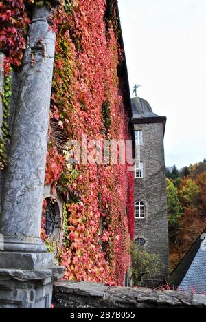 Attendorn, Deutschland - Herbstfarben im Burghotel Burg Schnellenberg in Attendorn, Deutschland. Im Kreis Olpe in Nord-Rhein-Westphali Stockfoto