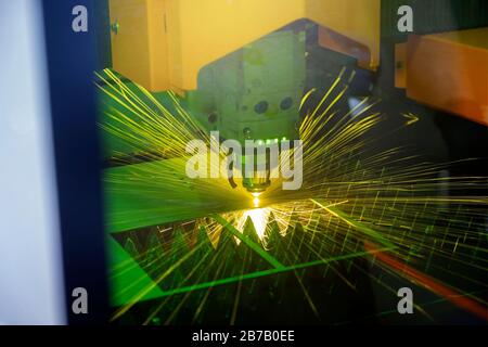 CNC-Laserschneiden von Metall. Moderne Industrietechnik Stockfoto