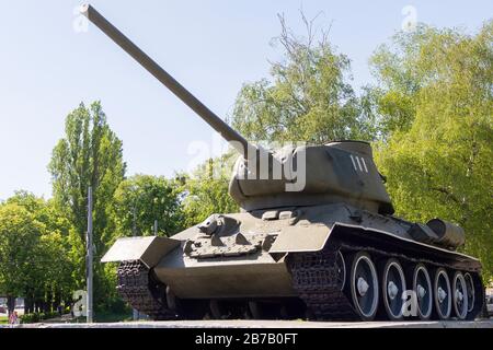 Kiew, Ukraine - 30. April 2018: Sowjetischen Panzer der Zeiten des zweiten Weltkriegs als Denkmal an der Allee eines Sieges Stockfoto