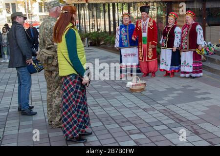 Kiew, Ukraine - 14. Oktober 2018: Volksensemble in Nationalkostümen tritt auf der Stadtstraße auf Stockfoto