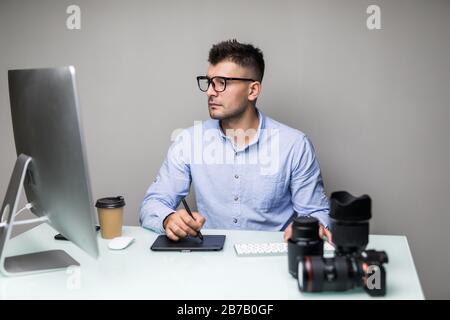 Mann beschäftigt Fotografen bearbeiten Home Office Konzept Stockfoto