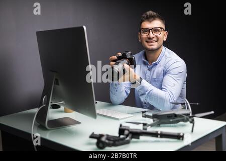 Fotograf in Büros arbeiten auf dem Desktop Computer Stockfoto